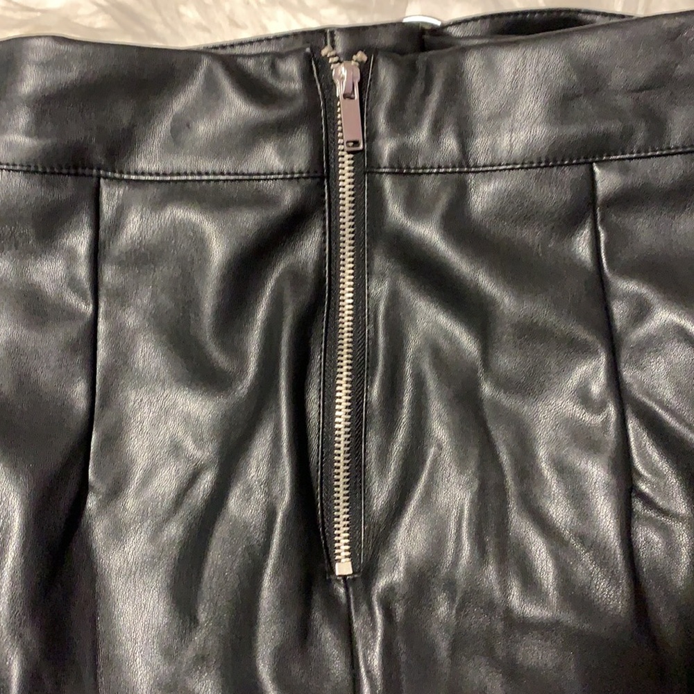 Black Belted Faux Leather Skirt 🖤 - Picture 6 of 6